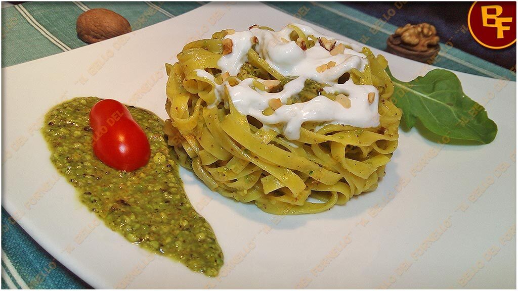 Fettuccine con pesto di rucola e noci