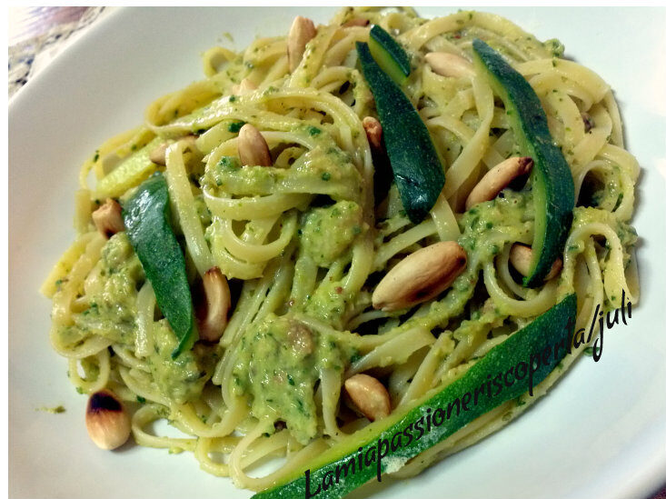 Fettuccine con pesto di zucchine mandorle cipolla aglio.