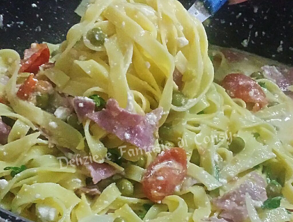 Fettuccine con piselli e prosciutto