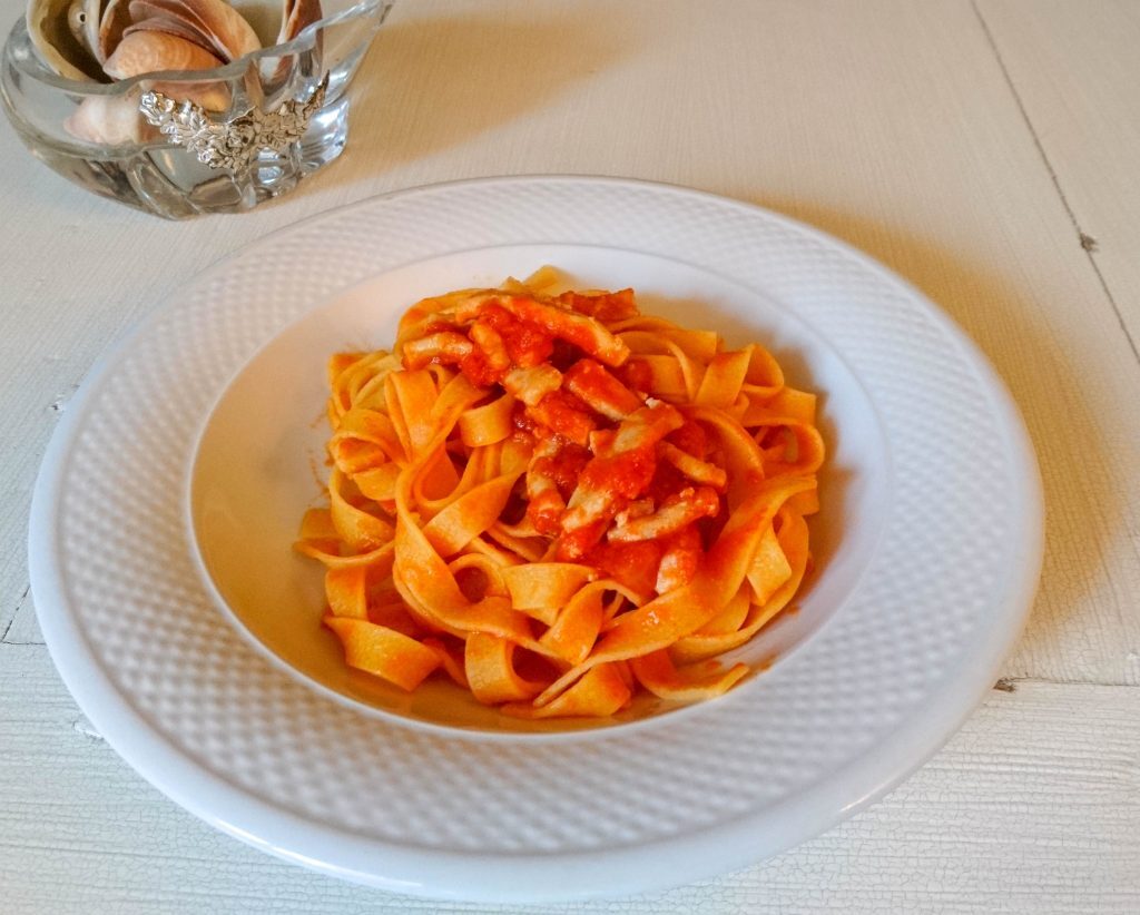 Fettuccine con sugo di calamari