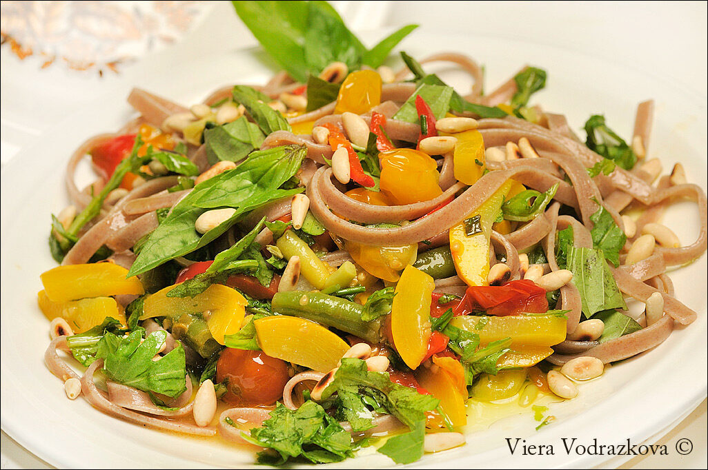 Fettuccine di farro integrale con le verdure
