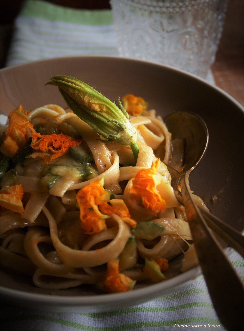 Fettuccine di semola con zucchine , fiori di zucca e provola silana