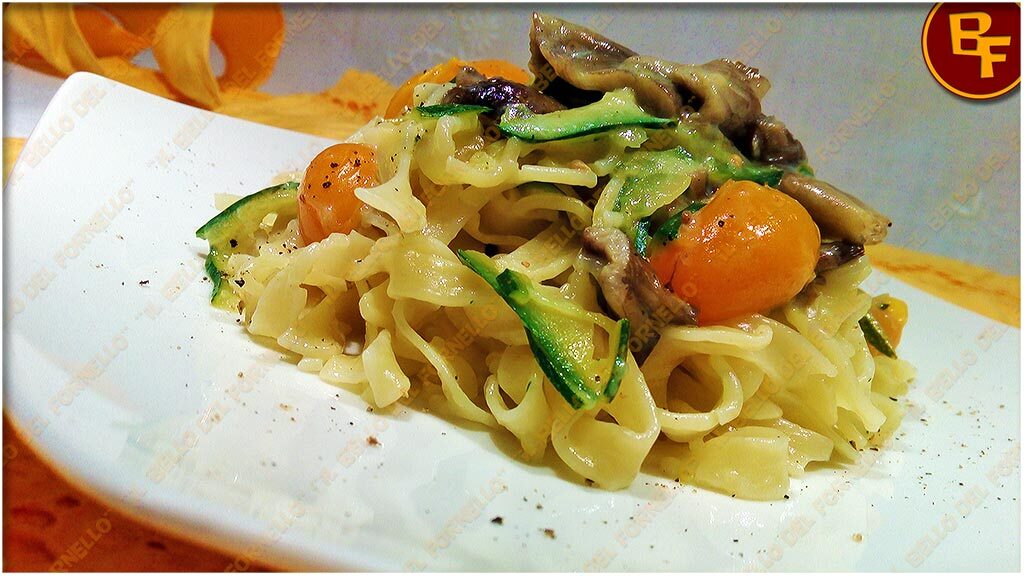 Fettuccine funghi, zucchine e datterino