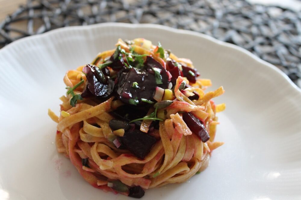 Fettuccine integrali con porri, rape rosse e semi di zucca tostati