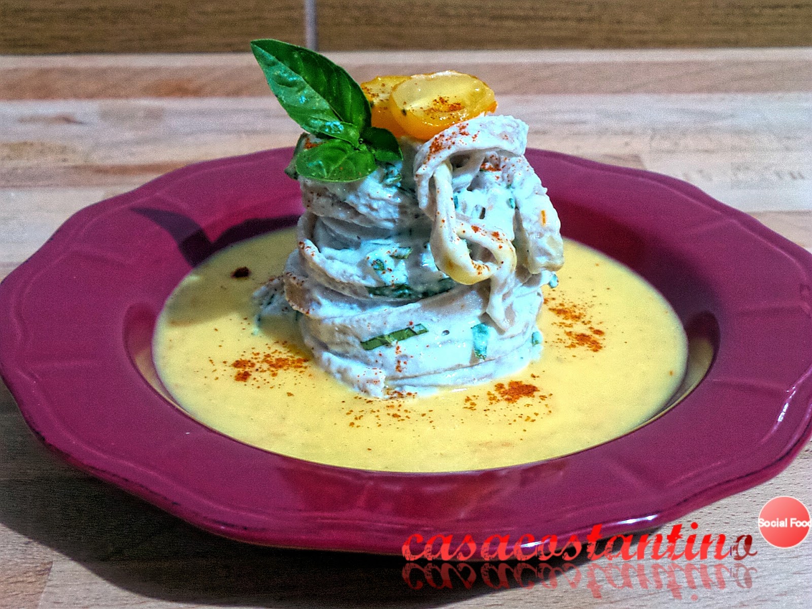 Fettuccine integrali con ricotta al basilico su vellutata di pomodorini