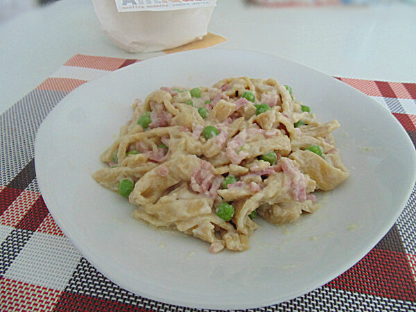 Fettuccine piselli e caprino