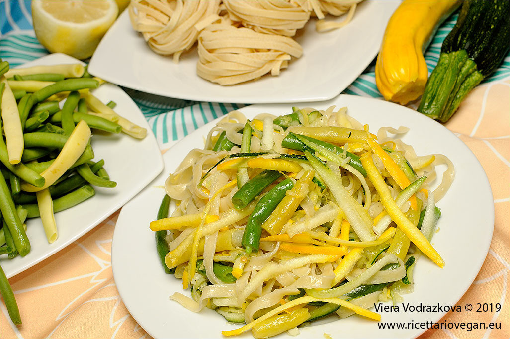 Fettuccine probiotiq con fagiolini e zucchine colorate