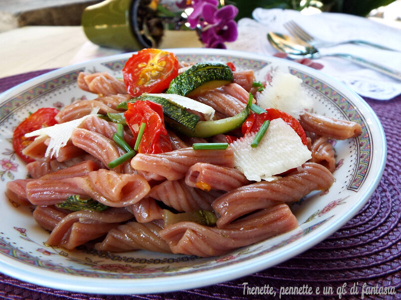 Fiaccole al vino rosso con zucchine e pomodorini caramellati