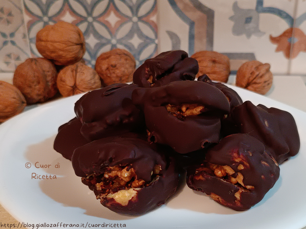 Fichi ripieni di noci e ricoperti di cioccolato