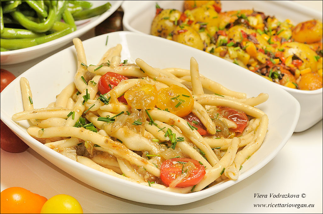 Fileja con le melanzane e pomodorini colorati