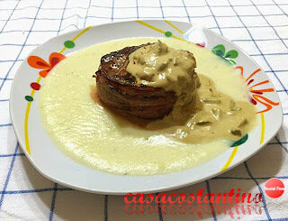Filet mignon lardellato con salsa ai funghi porcini su crema di patate al rosmarino