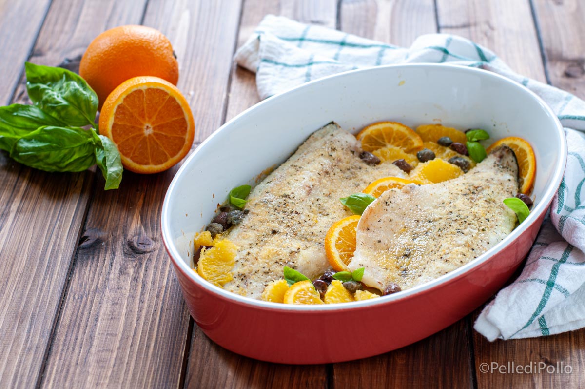 Filetti di branzino al forno con arancia e olive