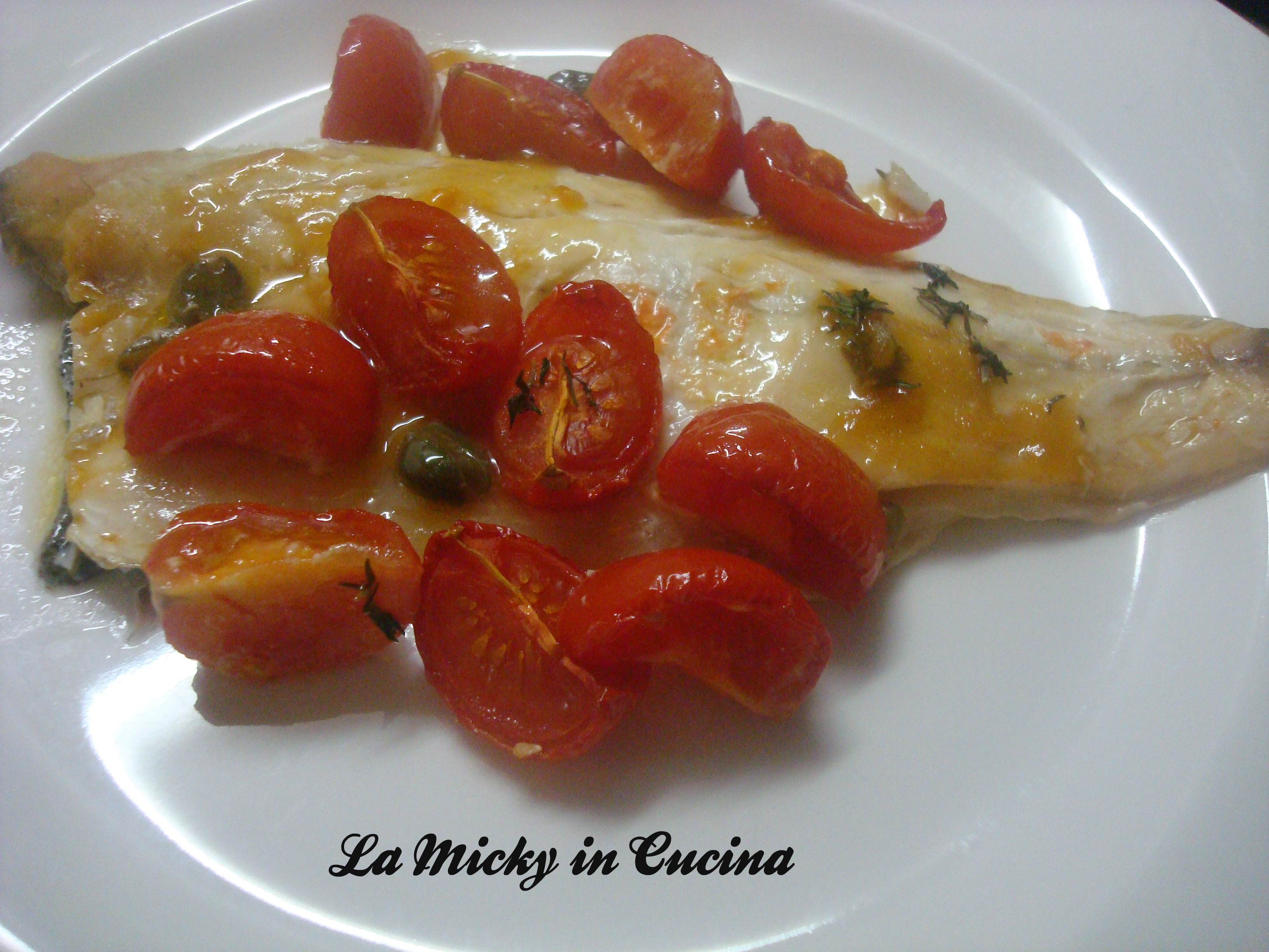 Filetti di branzino al forno con capperi e pomodorini