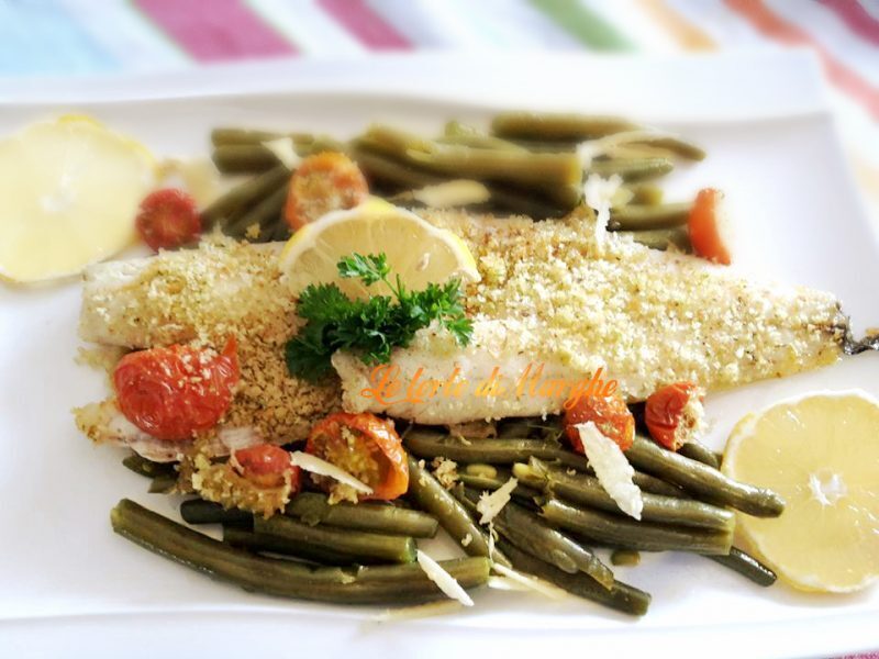 Filetti di branzino gratinato al forno su letto di fagiolini