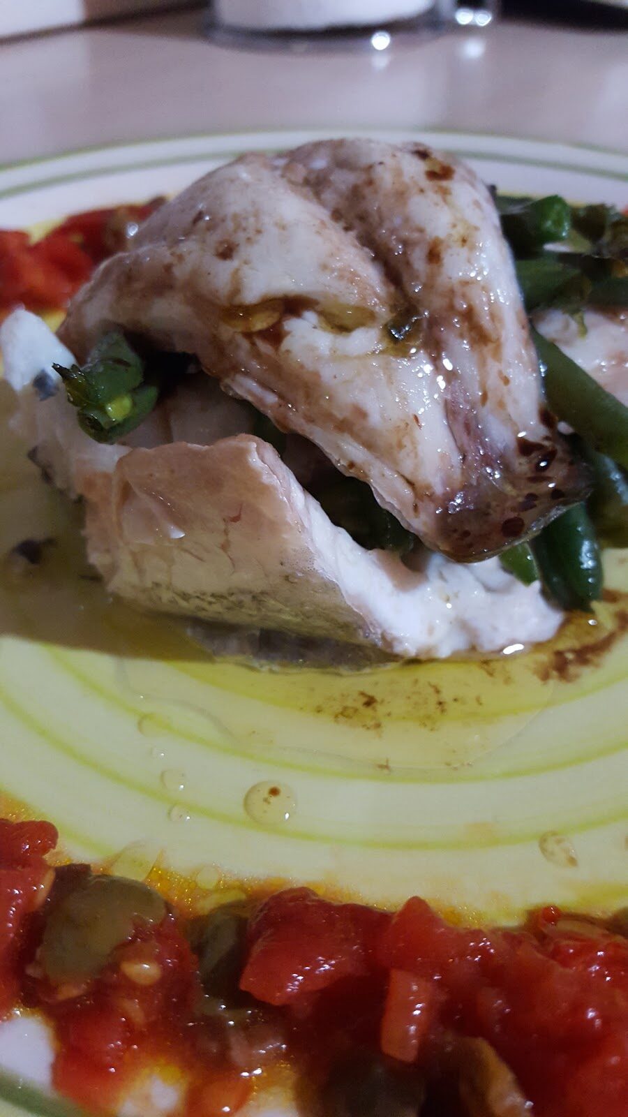 Filetti di orata all’aceto balsamico con fagiolini, brunoise di pomodorini datterini e olive taggiasche