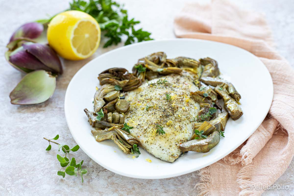 Filetti di orata con carciofi, erbe e limone