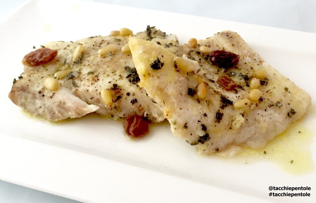 Filetti di pesce persico al forno con uvetta, pinoli ed erbe aromatiche