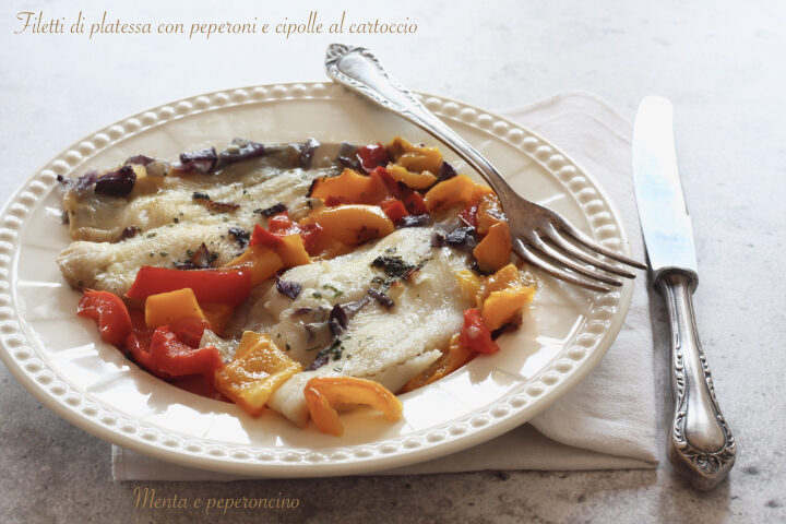Filetti di platessa con peperoni e cipolle al cartoccio