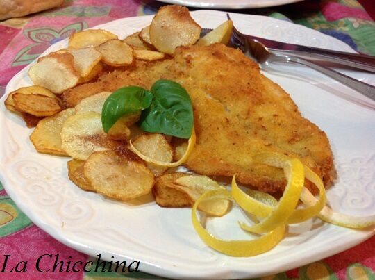 Filetti di platessa fritti alla birra e limone con chips di patate