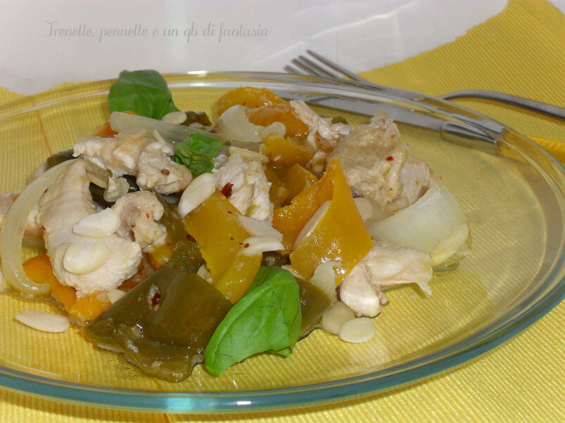 Filetti di pollo con peperoni e mandorle