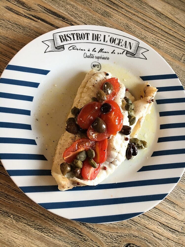 Filetti di rana pescatrice con pomodorini, olive e capperi