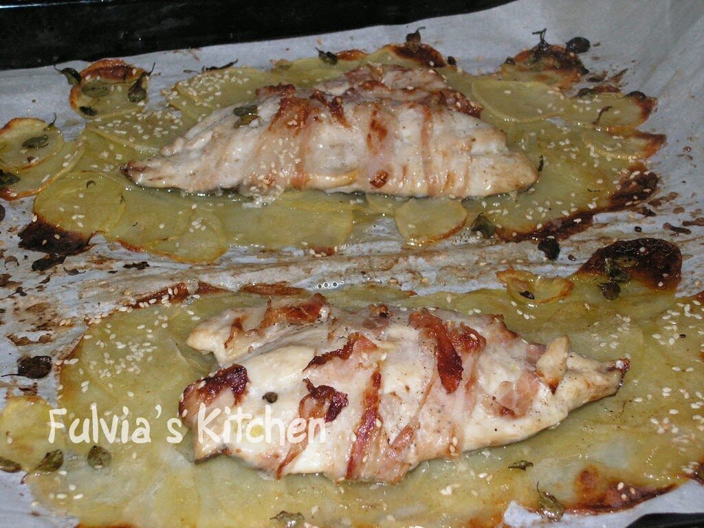 Filetti di ricciola in camicia su letto di chips