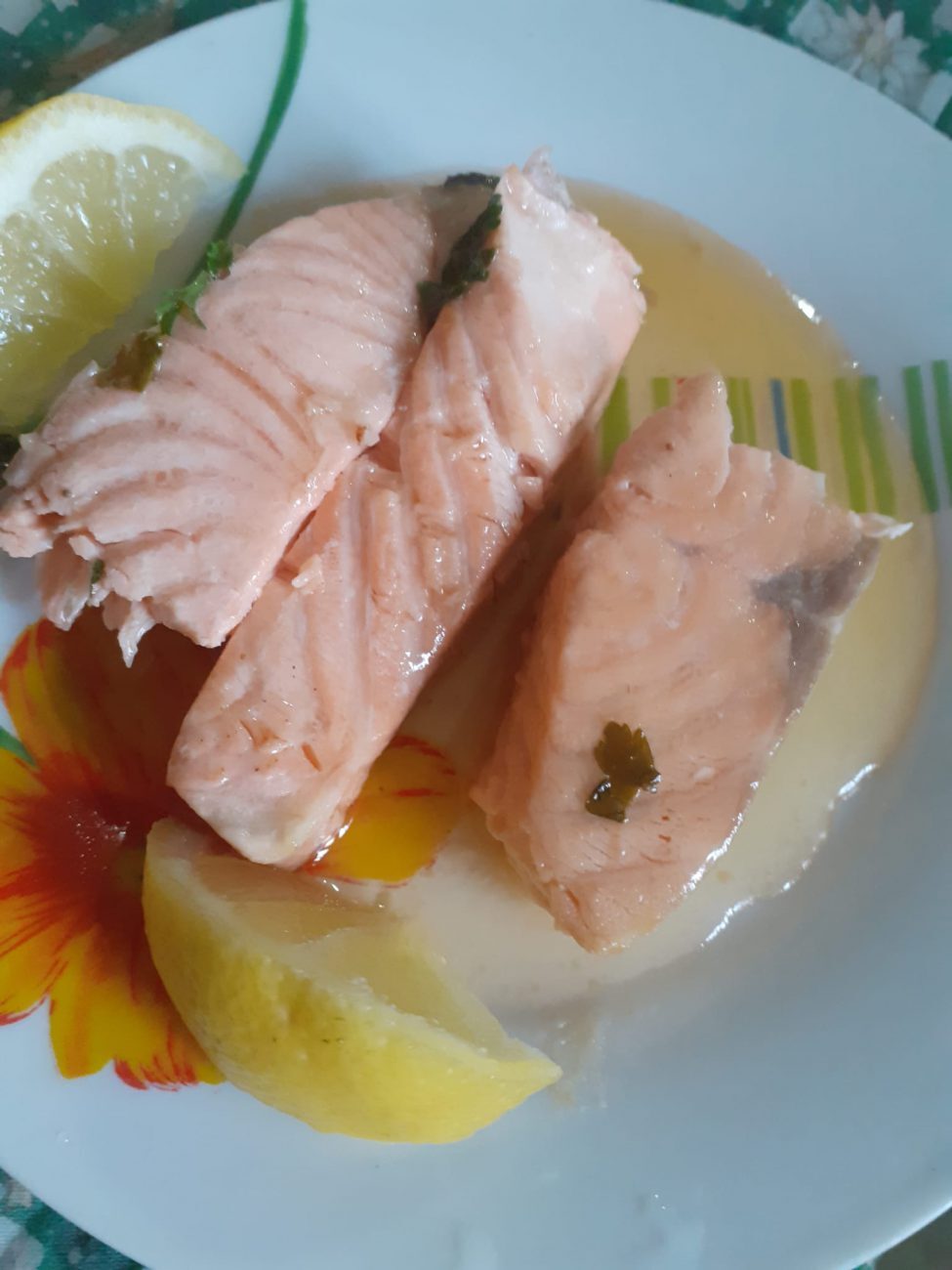 Filetti di salmone in salsa al limone