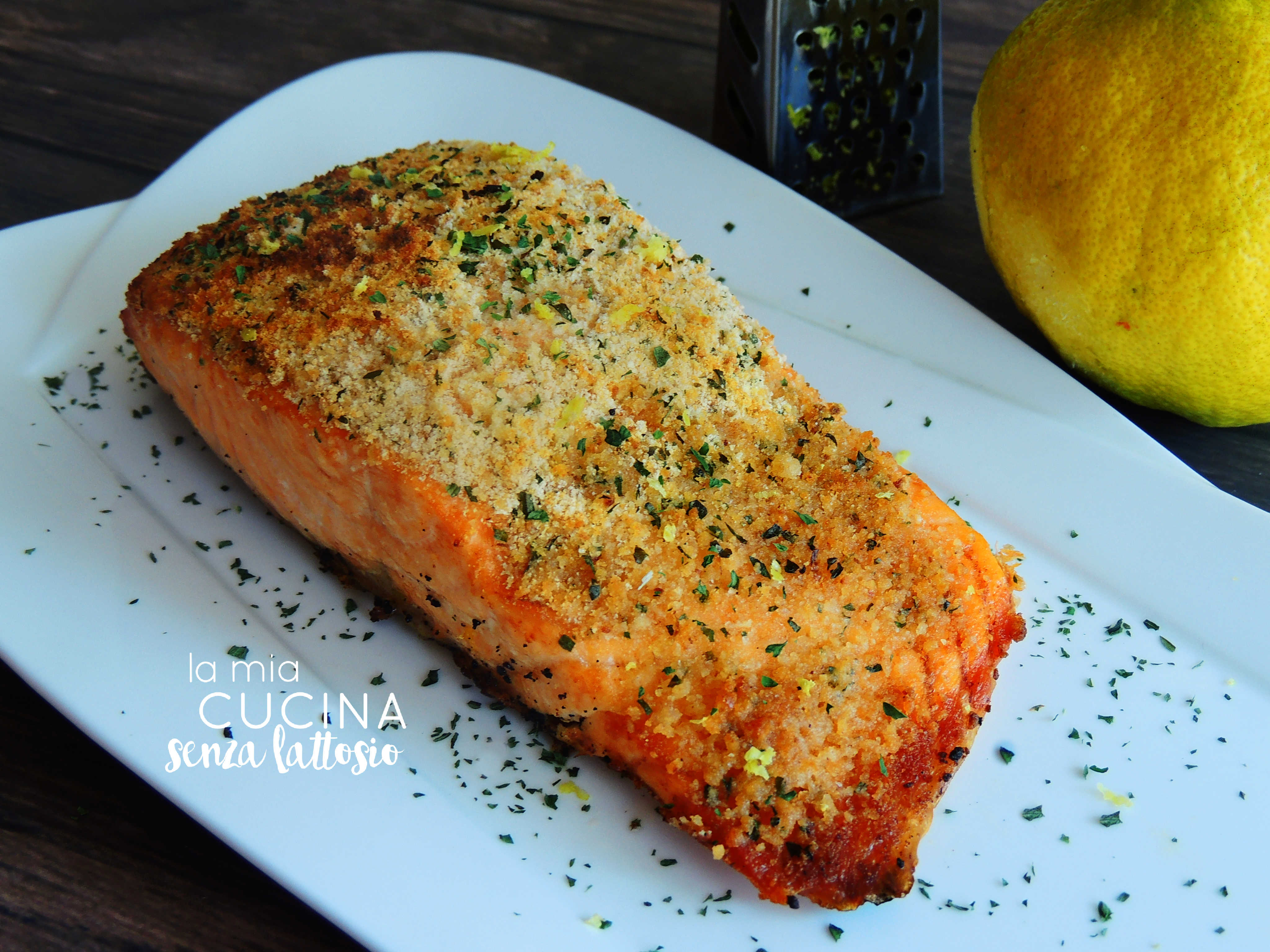 Filetti di salmone panato con zenzero e limone, al forno