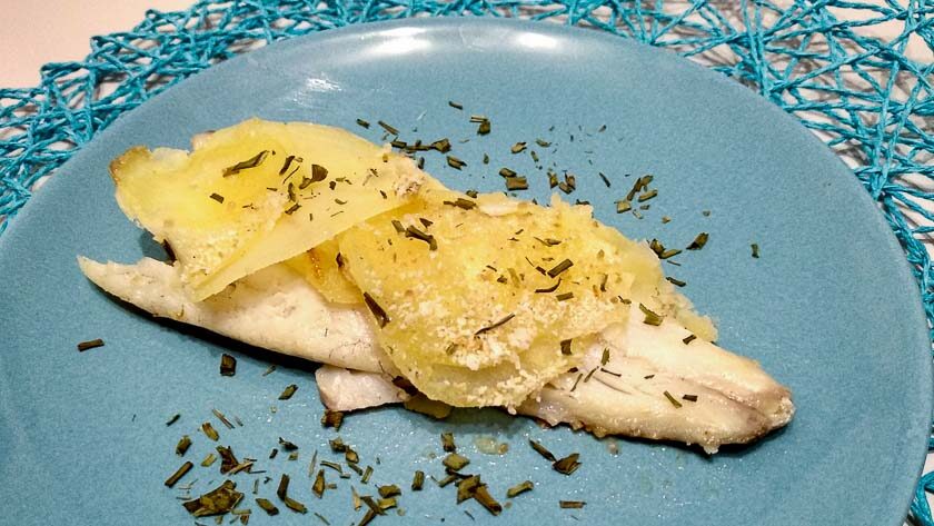 Filetti di spigola in crosta di patate in padella