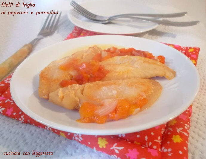 Filetti di triglia ai peperoni e pomodori
