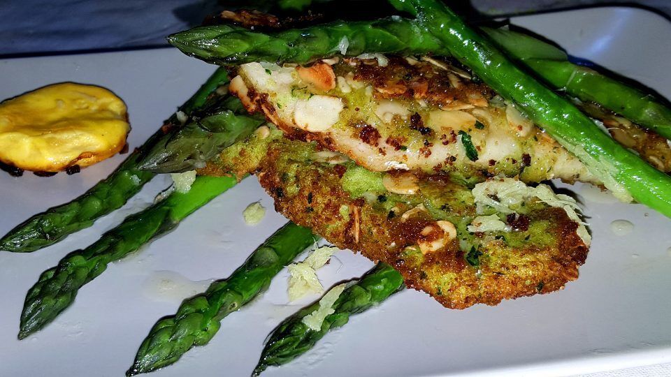 Filetti di trota con panatura alle mandorle e asparagi