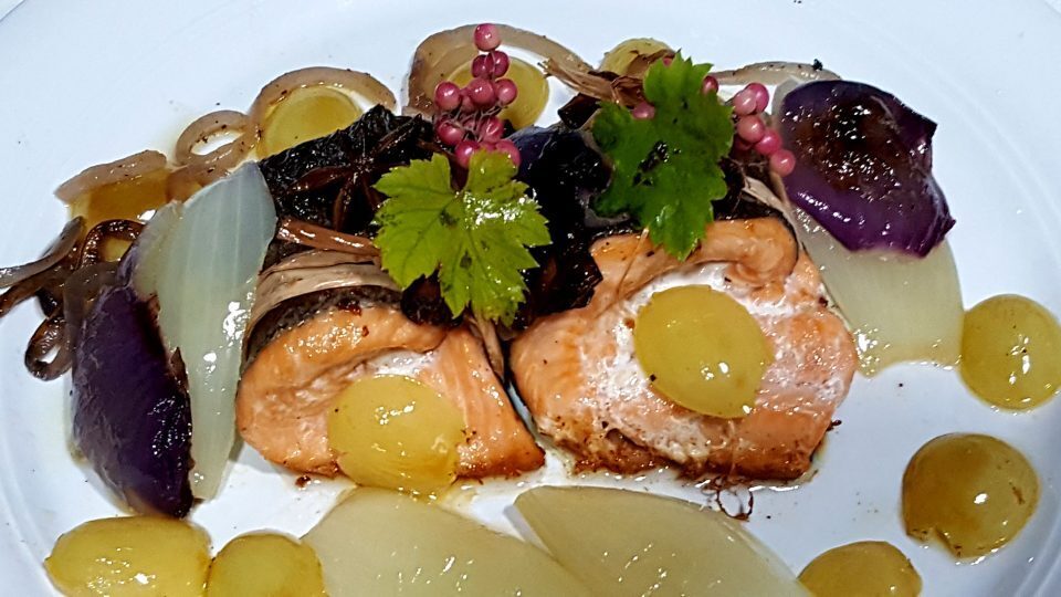 Filetti di trota salmonata alle spezie e uva