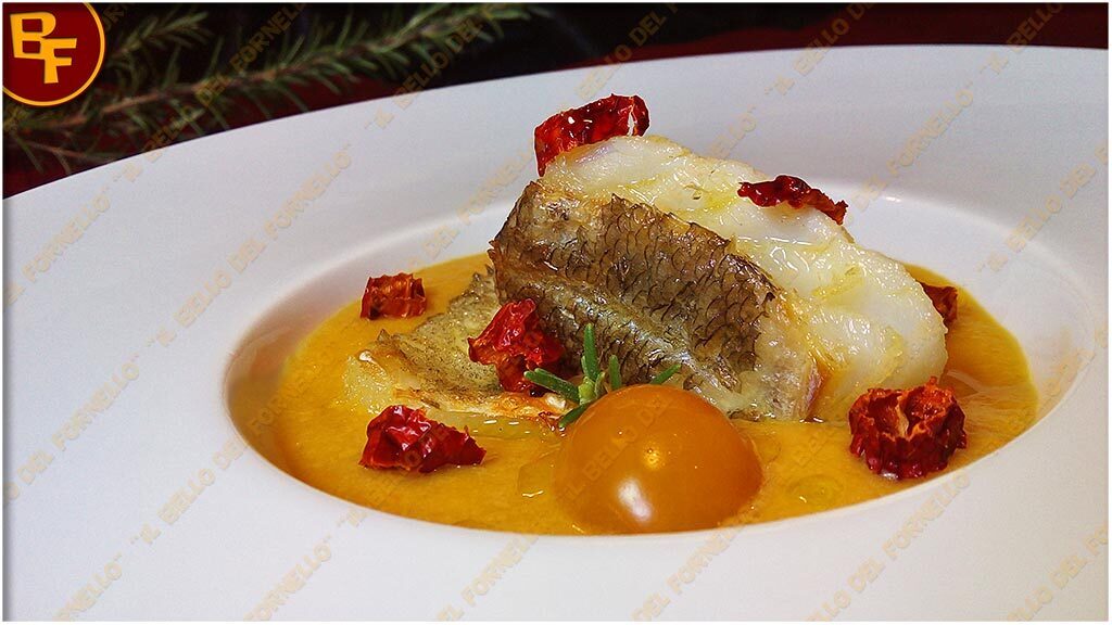 Filetto di baccalà su crema di pomodori gialli