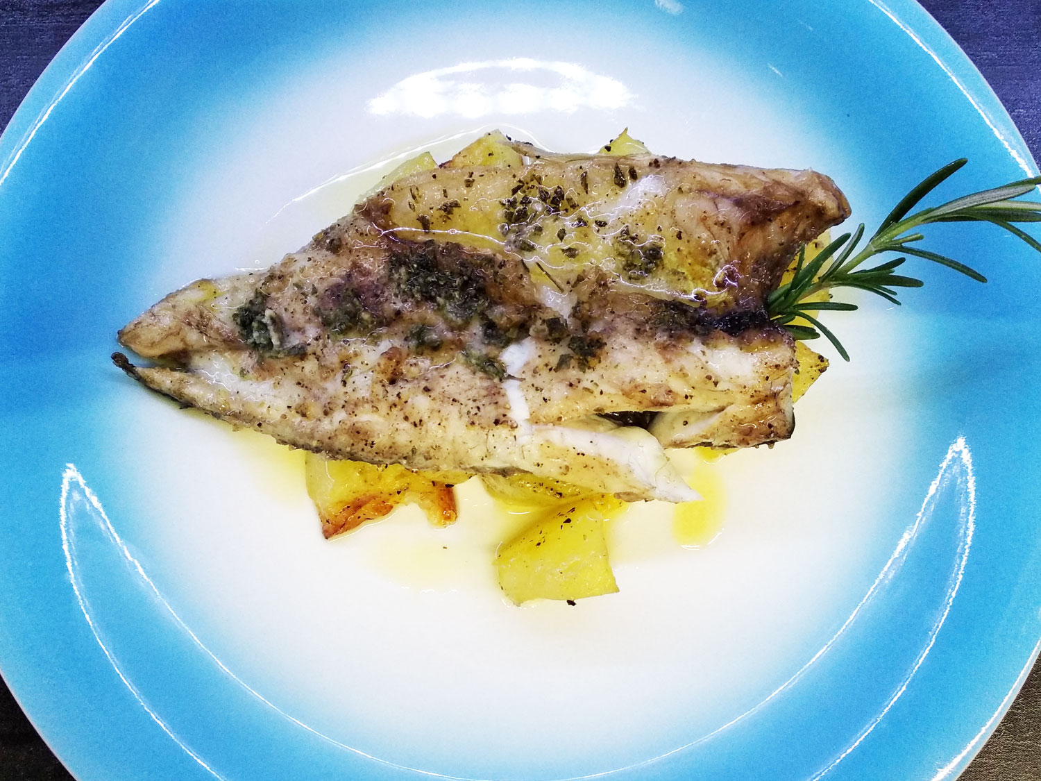 Filetto di branzino aromatico e patate