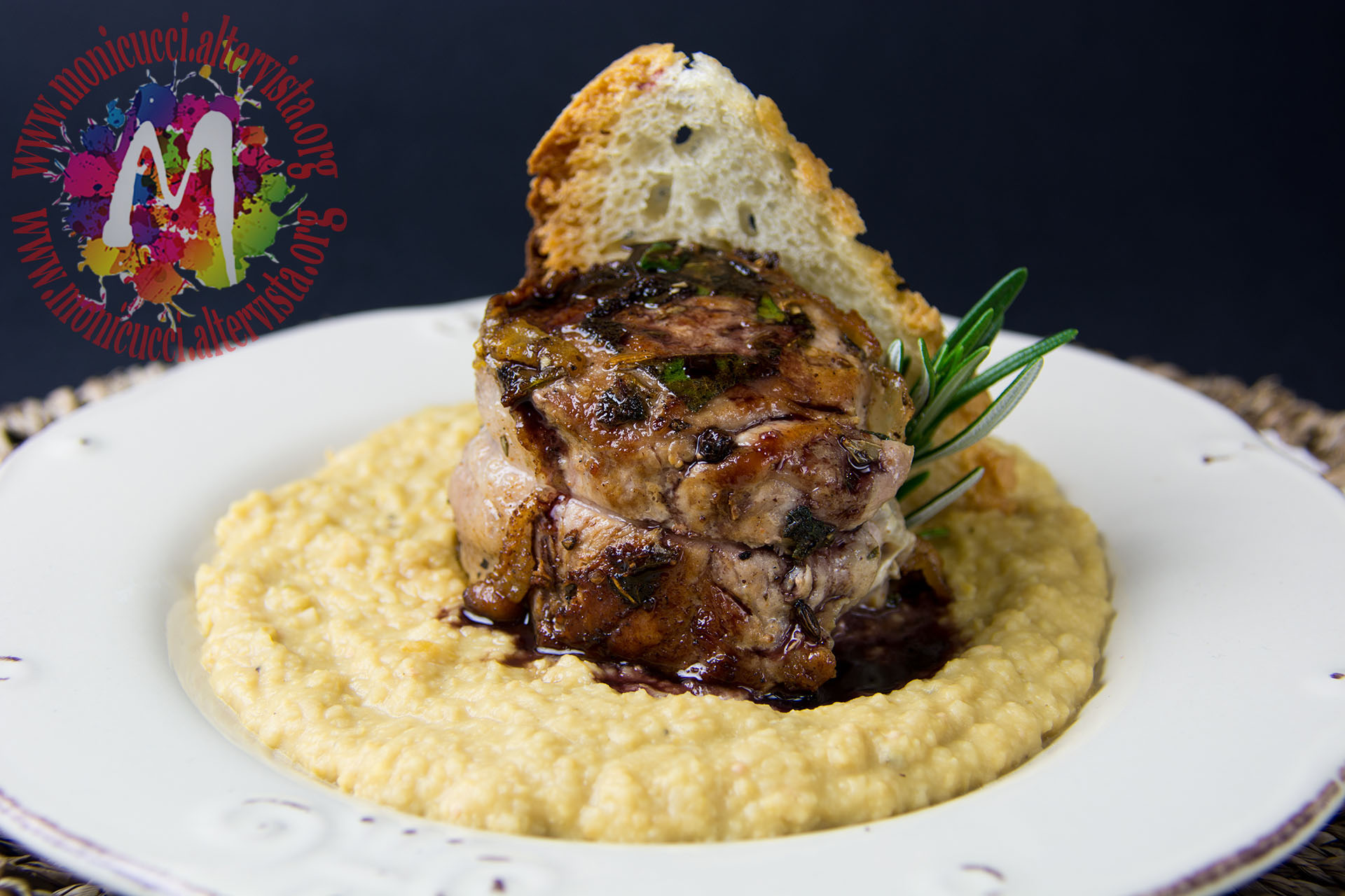 Filetto di cinta alle erbe con lardo di colonnata e pane croccante su crema di ceci e riduzione di chianti al rosmarino