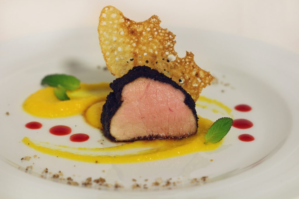 Filetto di maiale al caffè con mango e lamponi