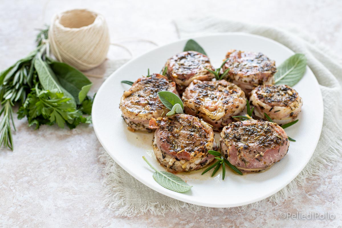 Filetto di maiale con erbe aromatiche e pancetta