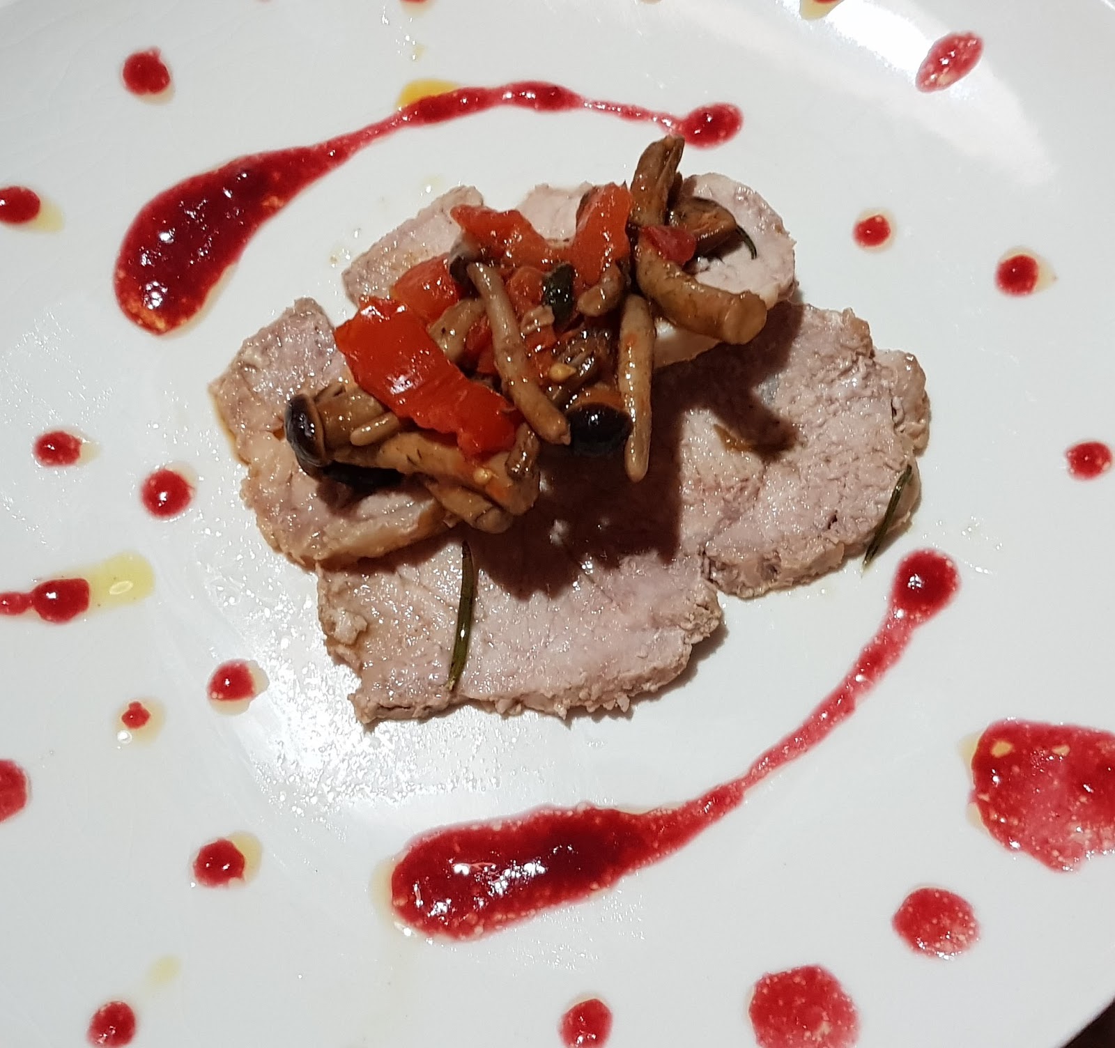 Filetto di maiale con funghi pioppini e salsa al ribes