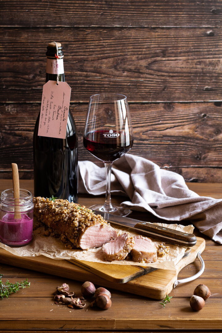 Filetto di maiale in crosta di nocciole (con salsa al vino rosso)