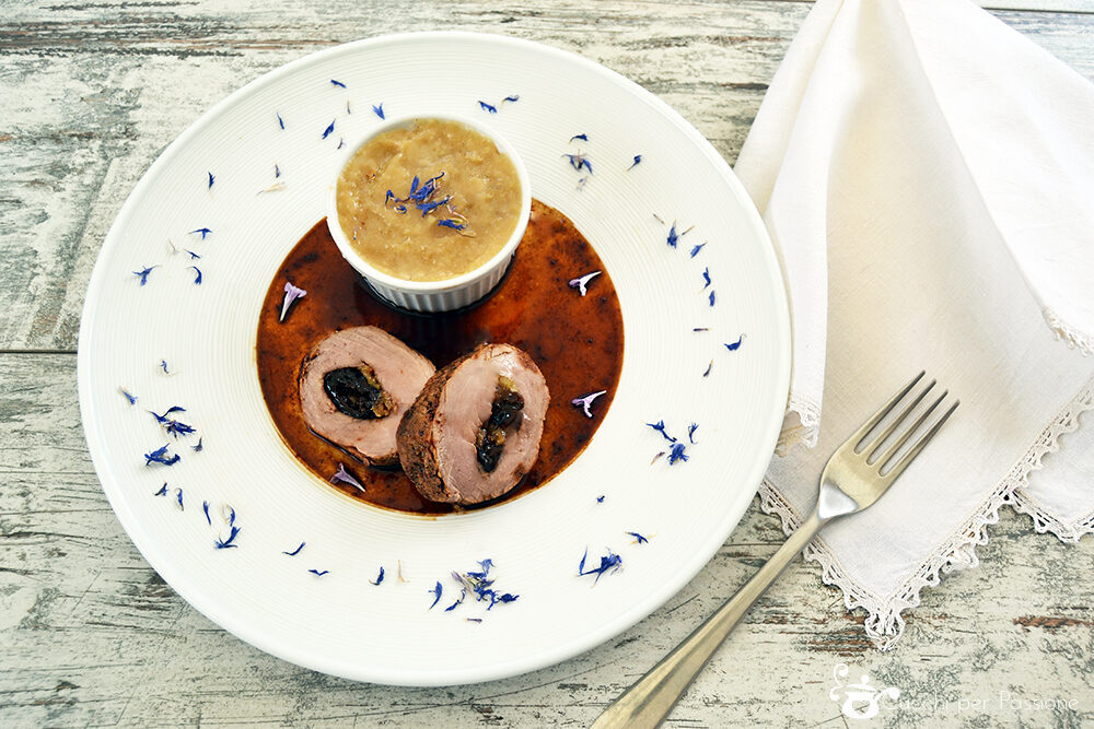 Filetto di maiale ripieno di prugne e mele all’idromele con purea di patate al fiordaliso