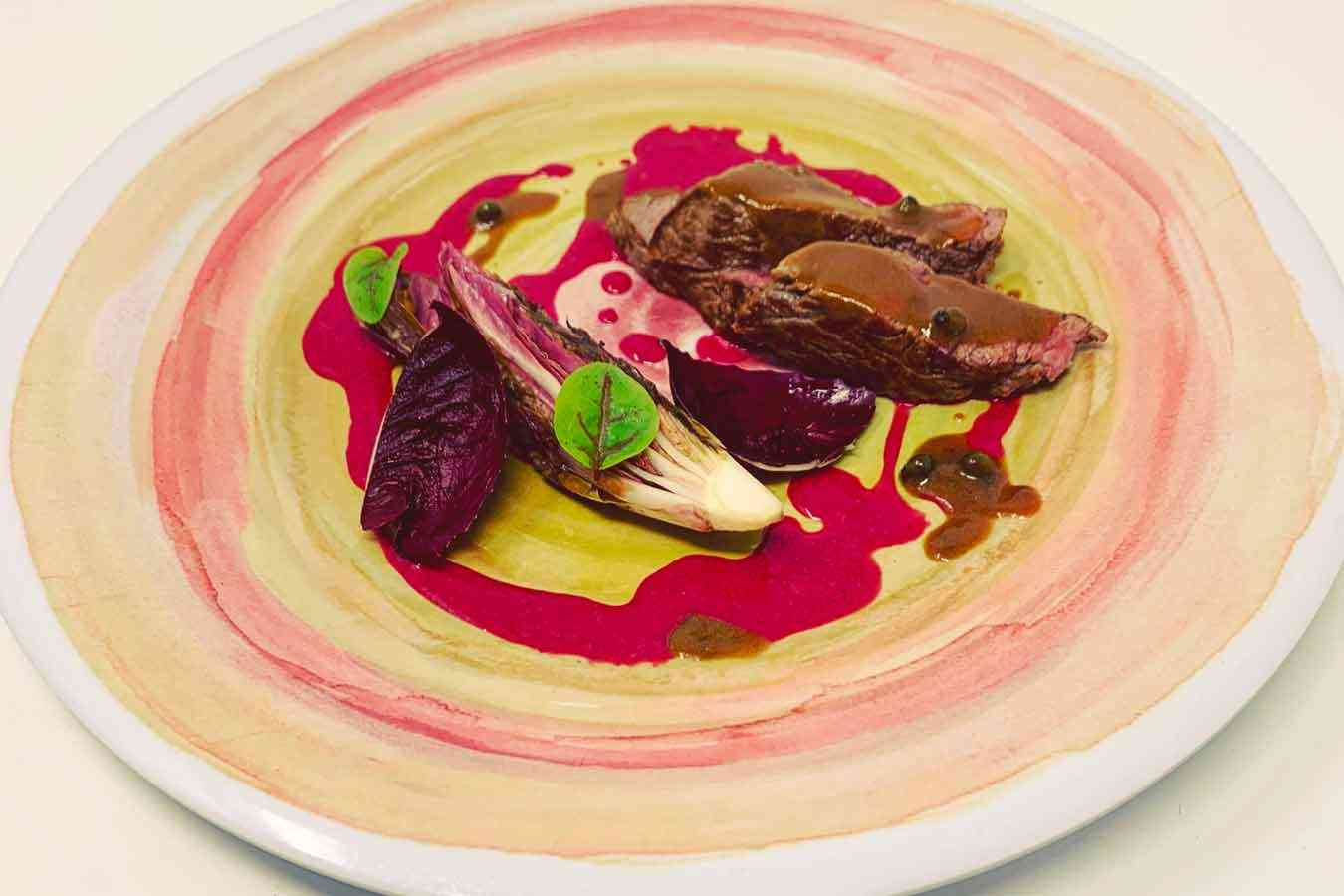 Filetto di manzo al pepe verde, radicchio e salsa alla barbabietola