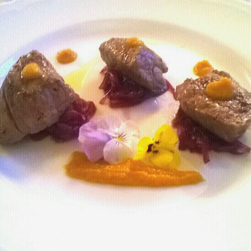 Filetto di manzo con cipolle caramellate e salsa al peperone