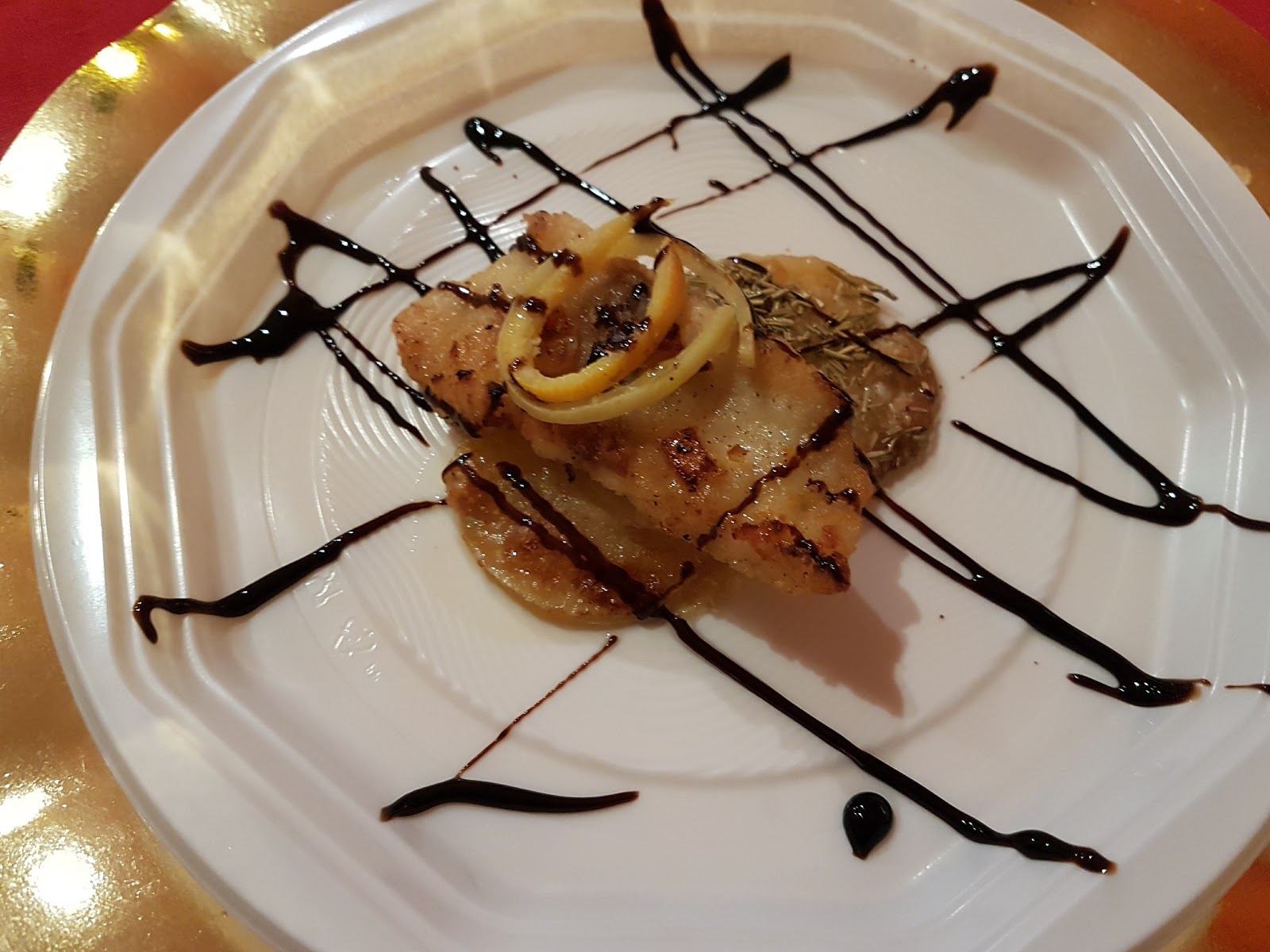 Filetto di orata agli agrumi su chips di patate