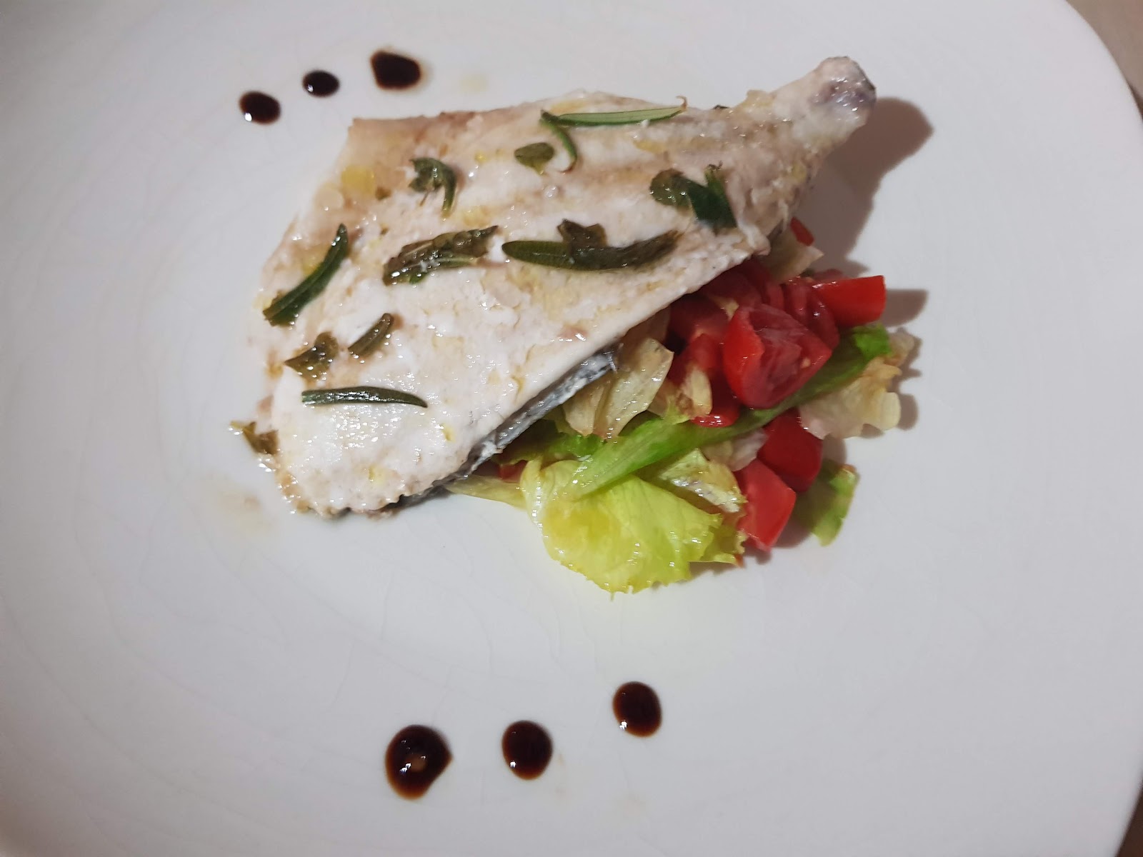 Filetto di orata con vinaigrette all’aceto balsamico ed aromi su insalatina mista