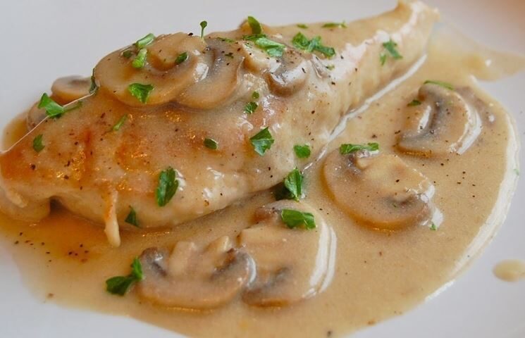 Filetto di pollo con patate e funghi champignons