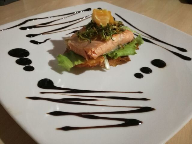 Filetto di salmone grigliato con chips di patate e noodles di zucchine croccanti