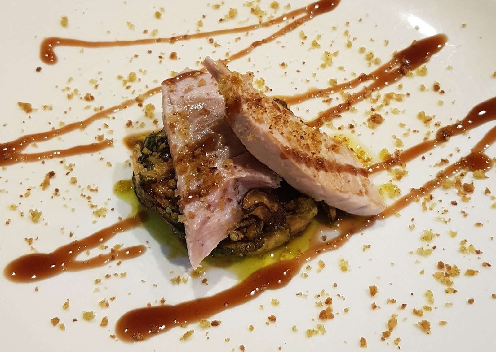 Filetto di tonno scottato con zucchine alla scapece, crumble di pane alla menta e glassa di aceto balsamico