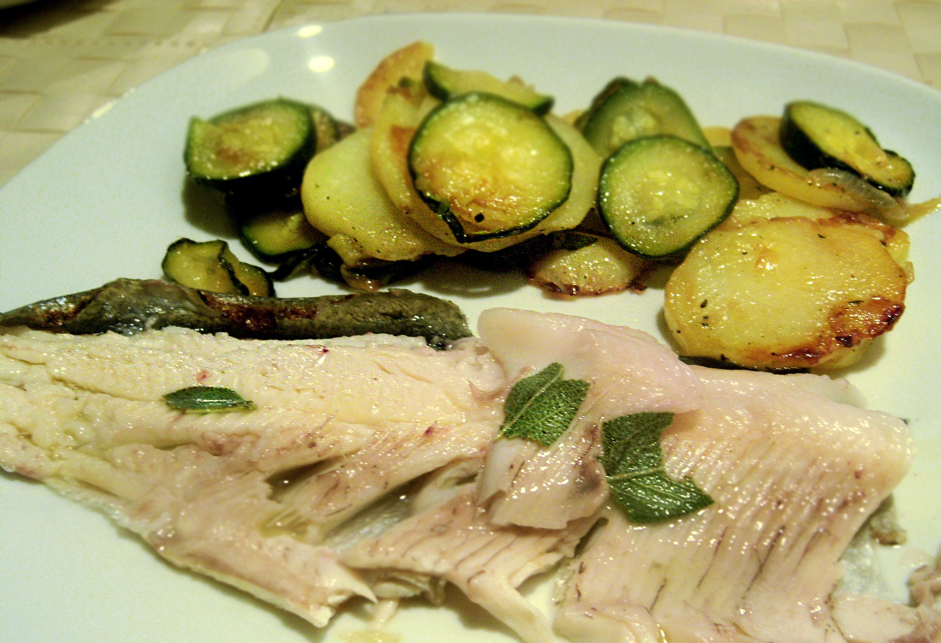 filetto di trota con contorno di patate e zucchine