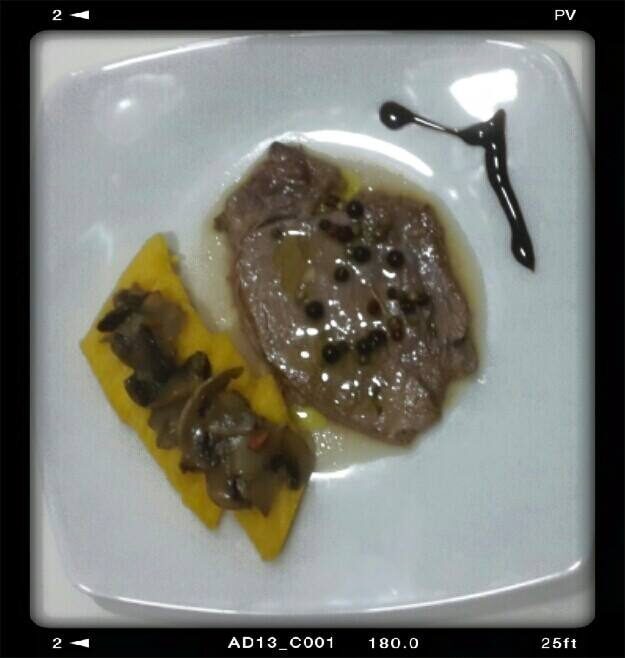 Filetto marinato con crostini di polenta e funghi