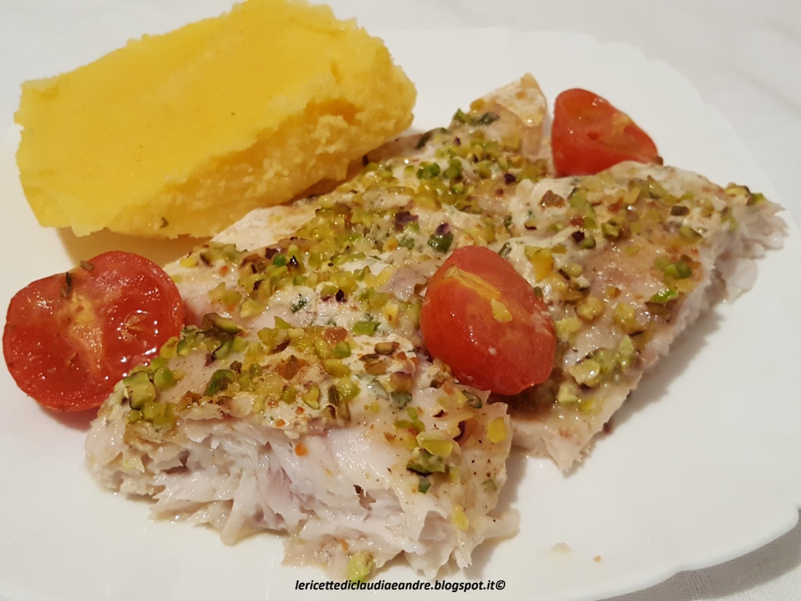 Filetto persico con granella di pistacchio cotto al forno e polenta